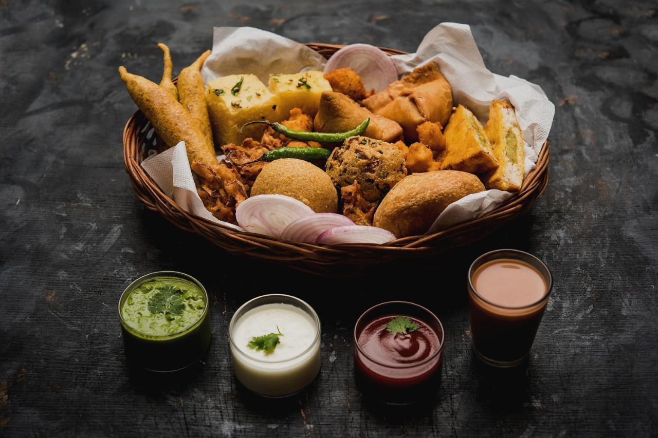 Collection O White Saffron Near Rohini Sector 18 Metro Station Hotell Delhi  Eksteriør bilde