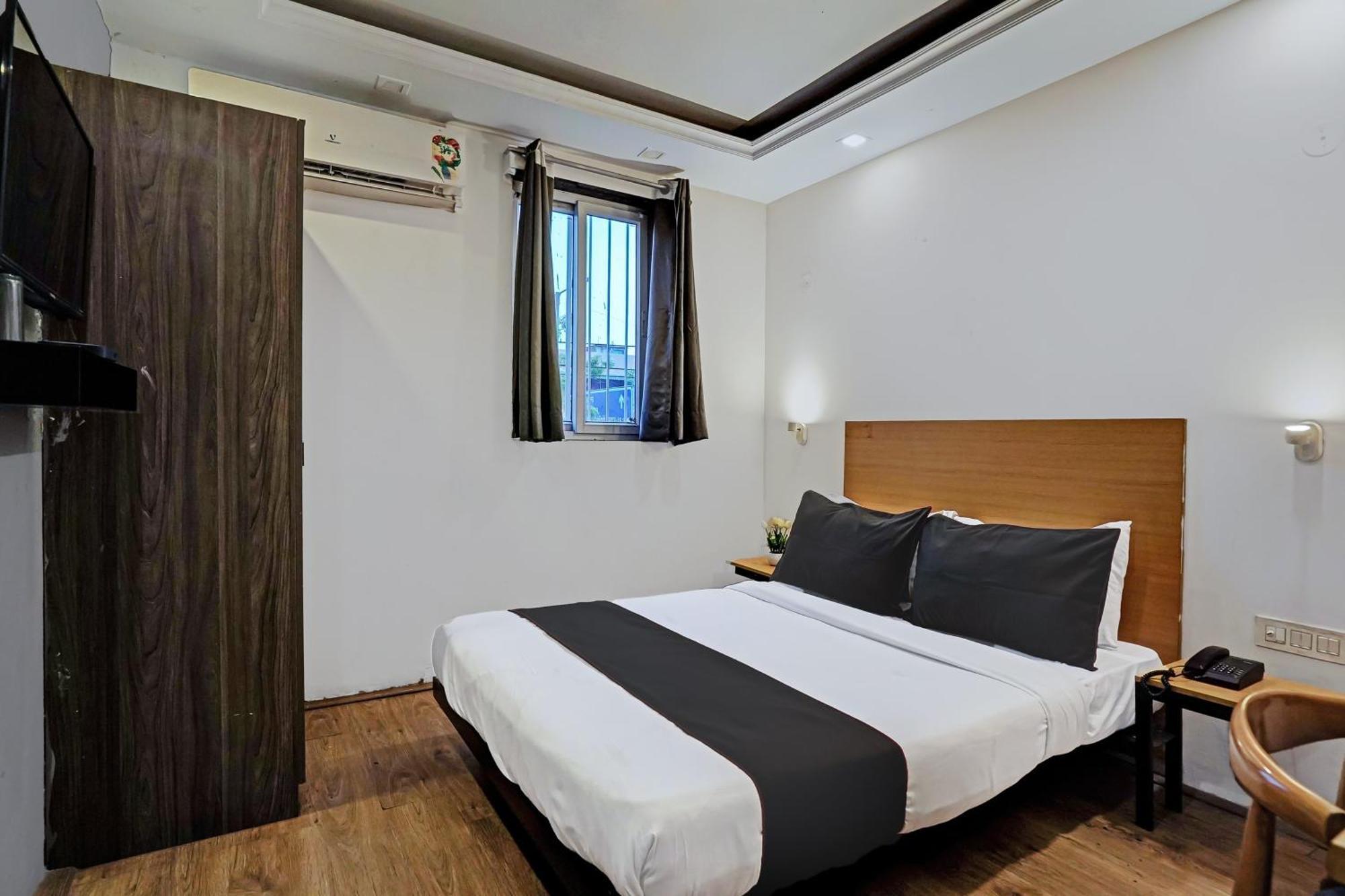 Collection O White Saffron Near Rohini Sector 18 Metro Station Hotell Delhi  Eksteriør bilde