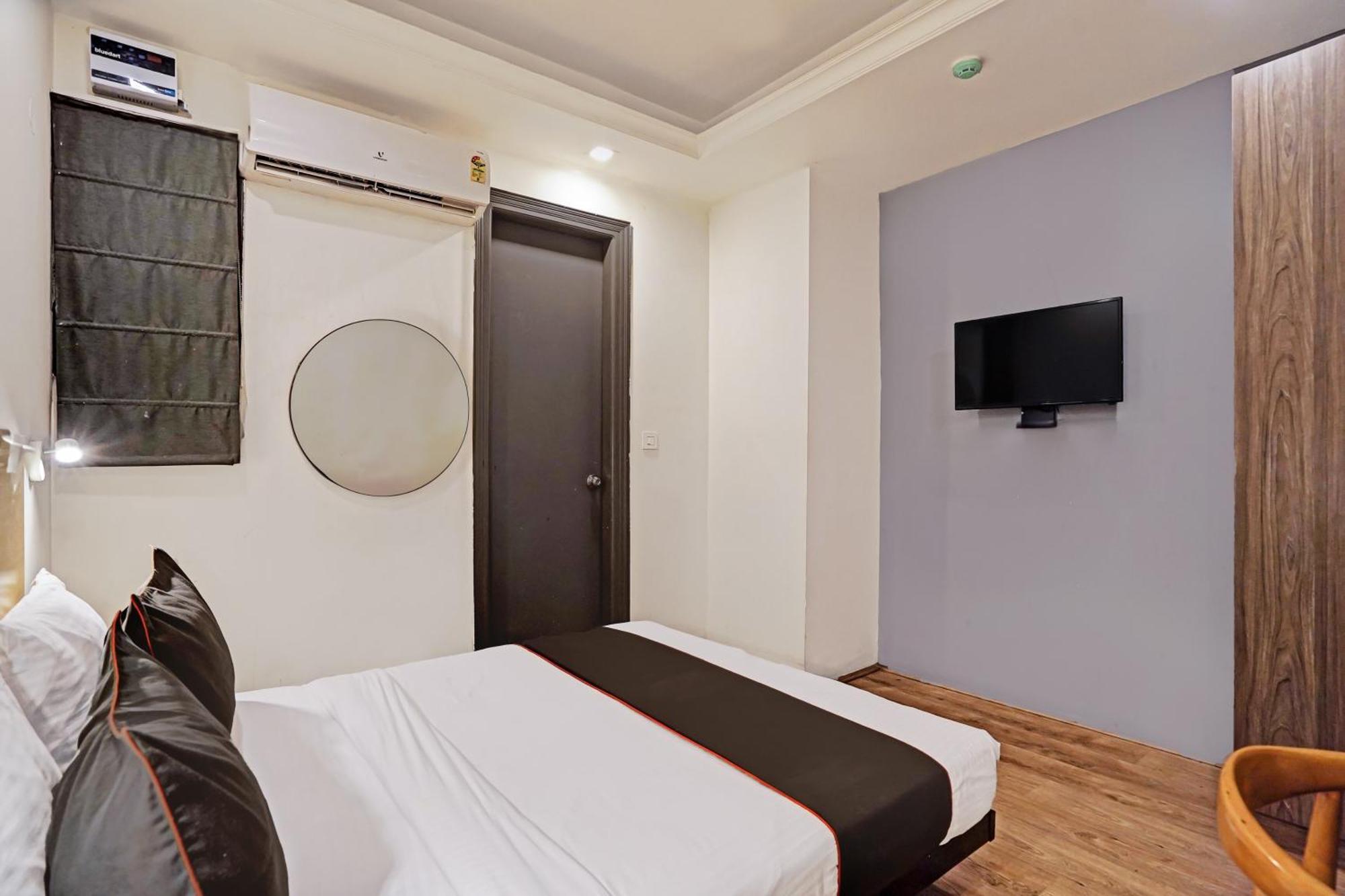Collection O White Saffron Near Rohini Sector 18 Metro Station Hotell Delhi  Eksteriør bilde