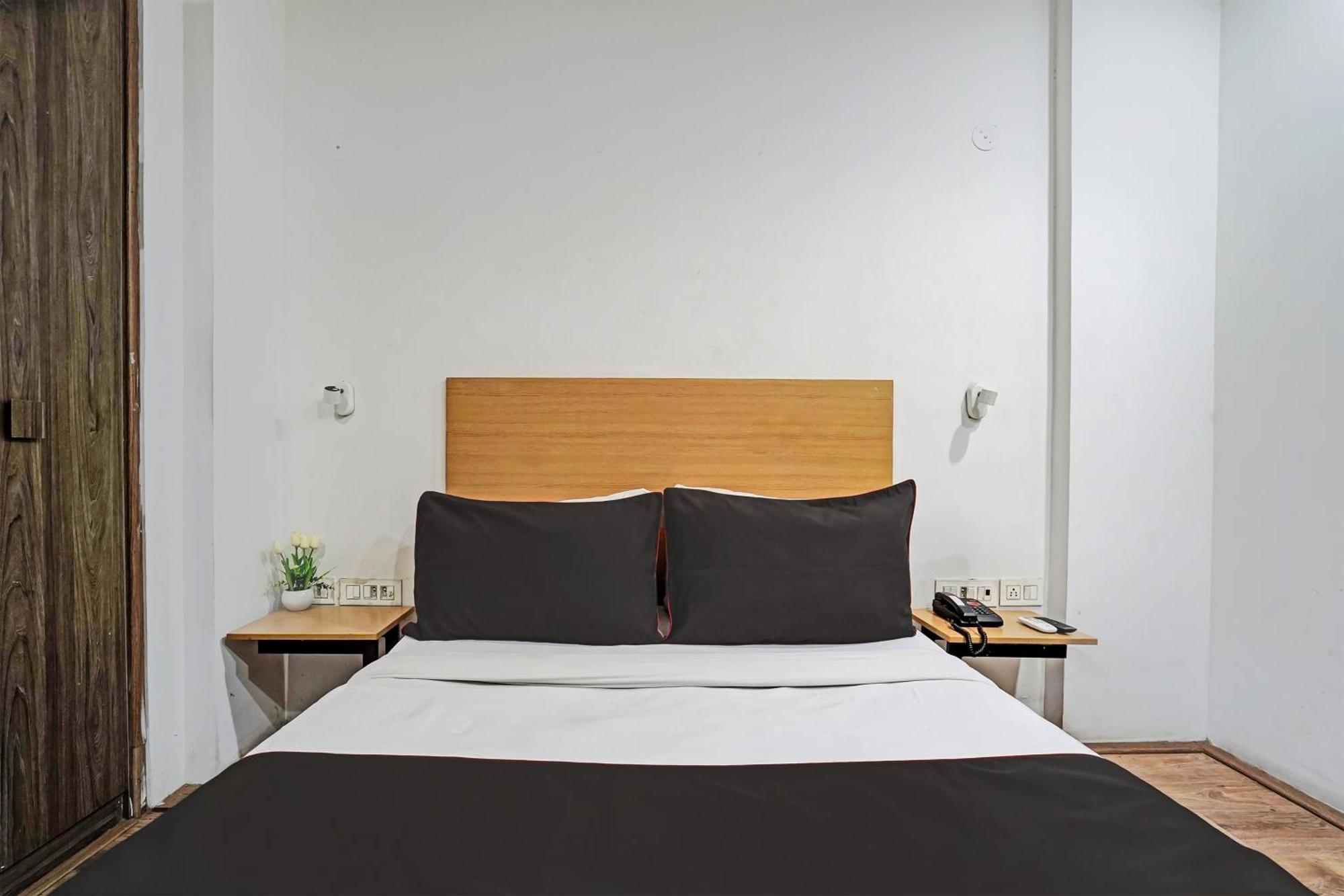 Collection O White Saffron Near Rohini Sector 18 Metro Station Hotell Delhi  Eksteriør bilde